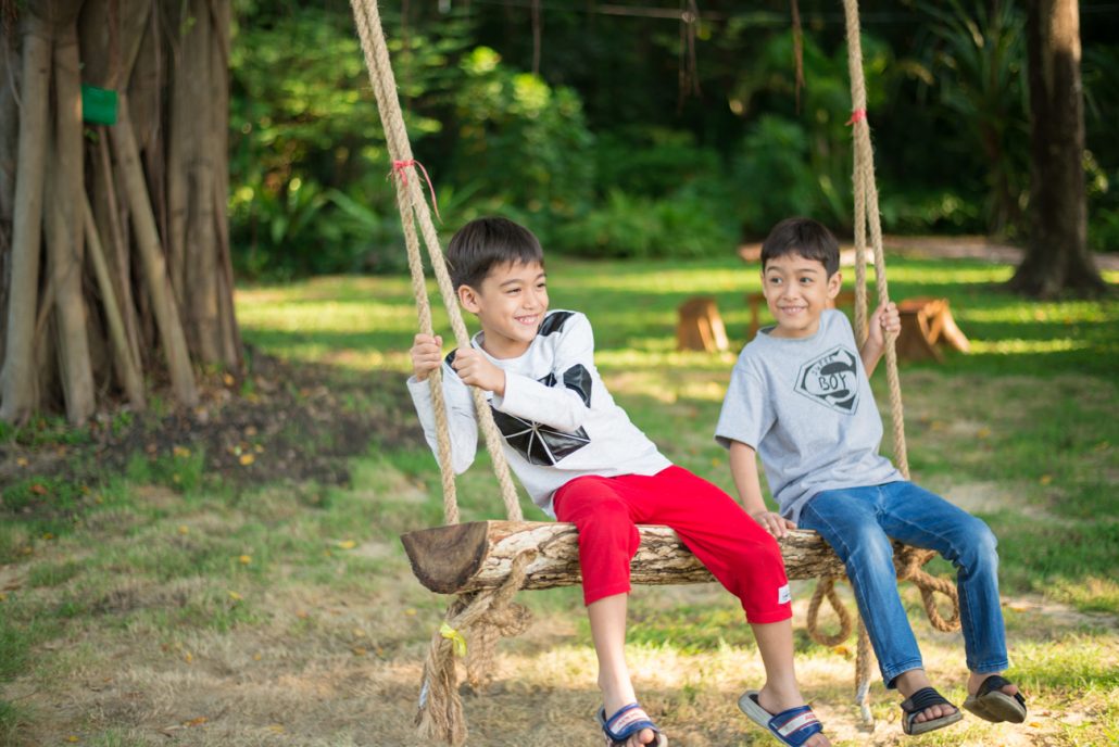 Enfants sur balançoires